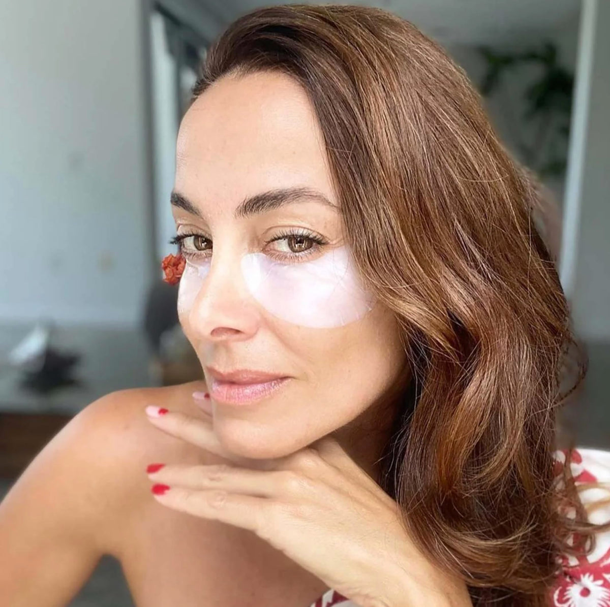 Jillian Dempsey masks with vibrating Gold Bar showing boosted absorption benefit