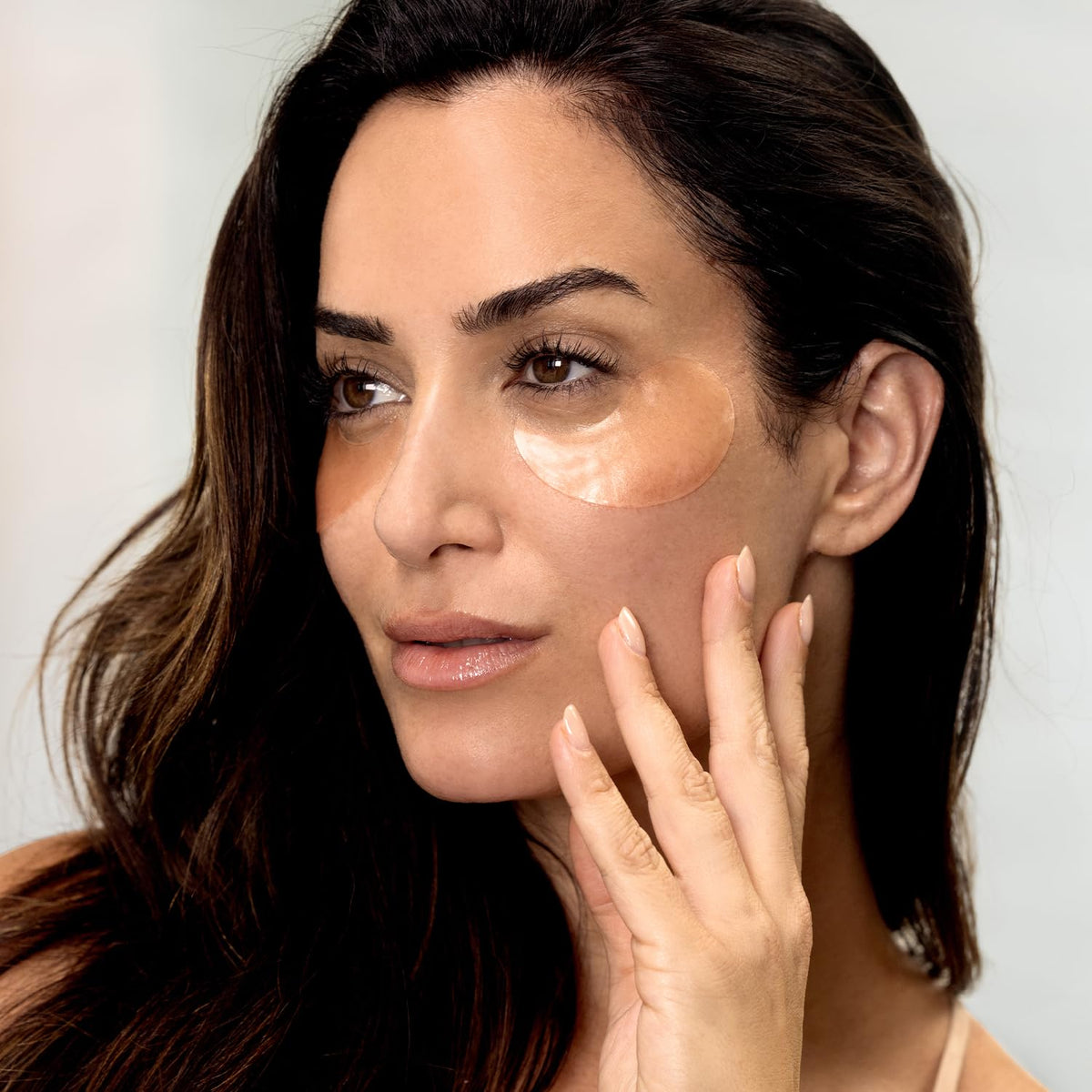 JLO BEAUTY lifestyle mirror prep scene showing event-ready under-eye refresh