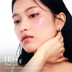 Joocyee highlighter with cap removed revealing cooling jelly tip and quick touch-up convenience