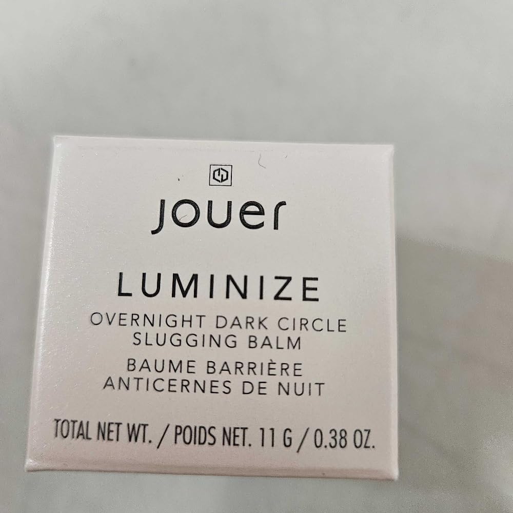 Jouer jar in hand giving scale and travel‑friendly convenience benefit
