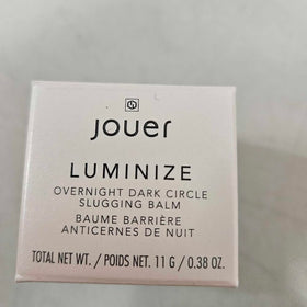 Jouer jar in hand giving scale and travel‑friendly convenience benefit