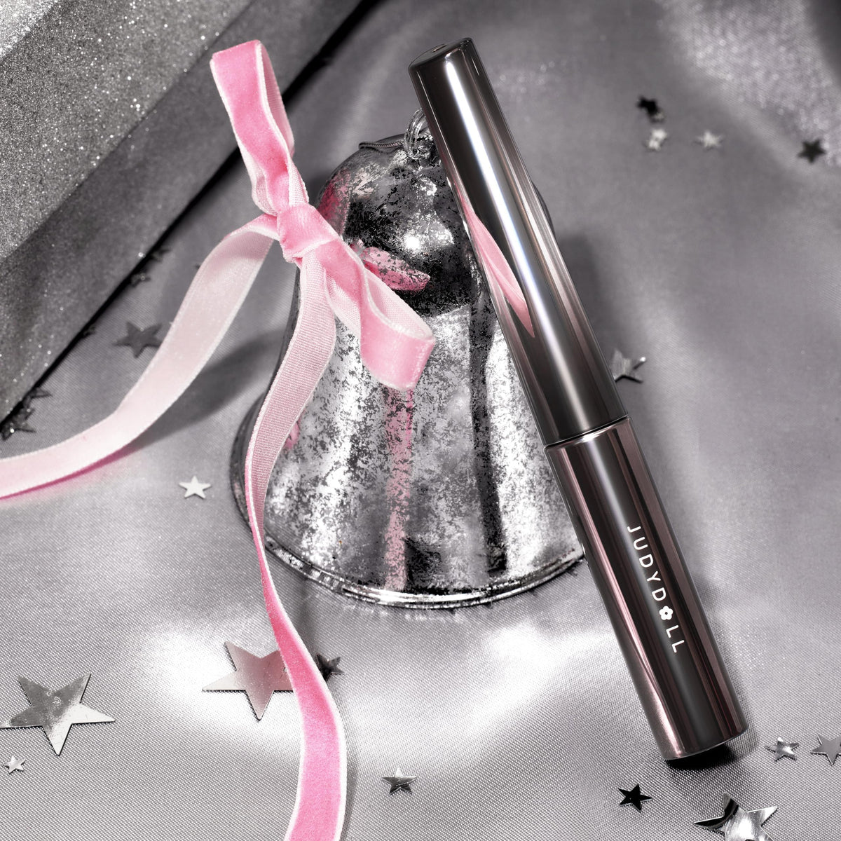 JUDYDOLL lifestyle model wearing mascara for long-lasting daytime look