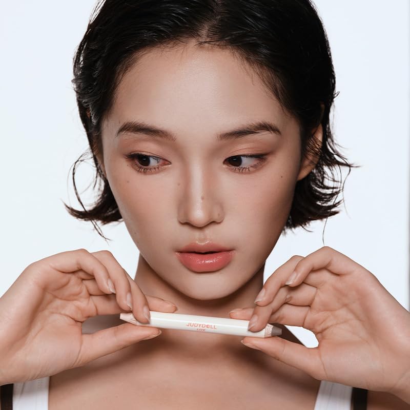 JUDYDOLL Duo inside a makeup bag, showing portability and everyday convenience