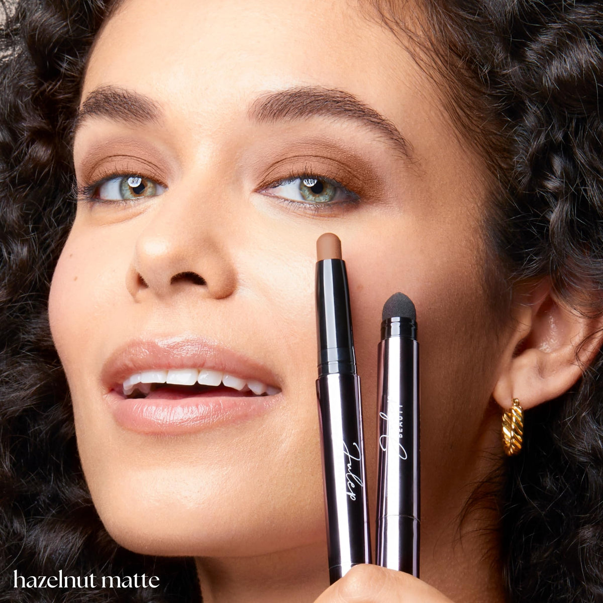Julep Hazlenut smudger tip closeup demonstrating built-in blending tool for quick diffusion