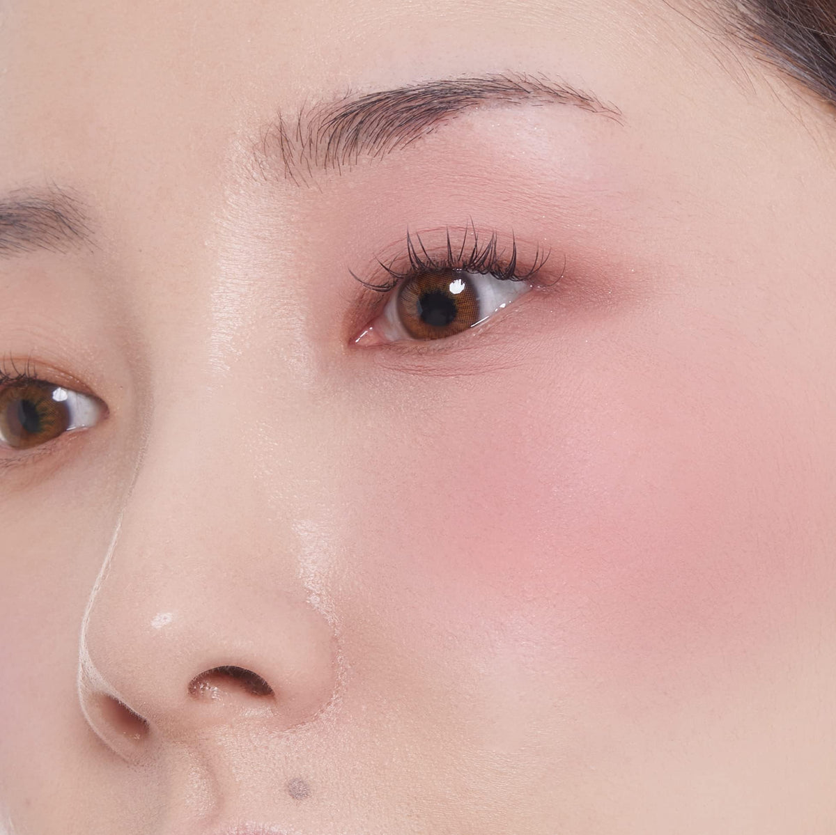 JUNG SAEM MOOL open palette revealing Blending Peony shade and finish