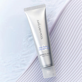 JUNG SAEM MOOL cream texture swipe illustrating lightweight, nourishing finish