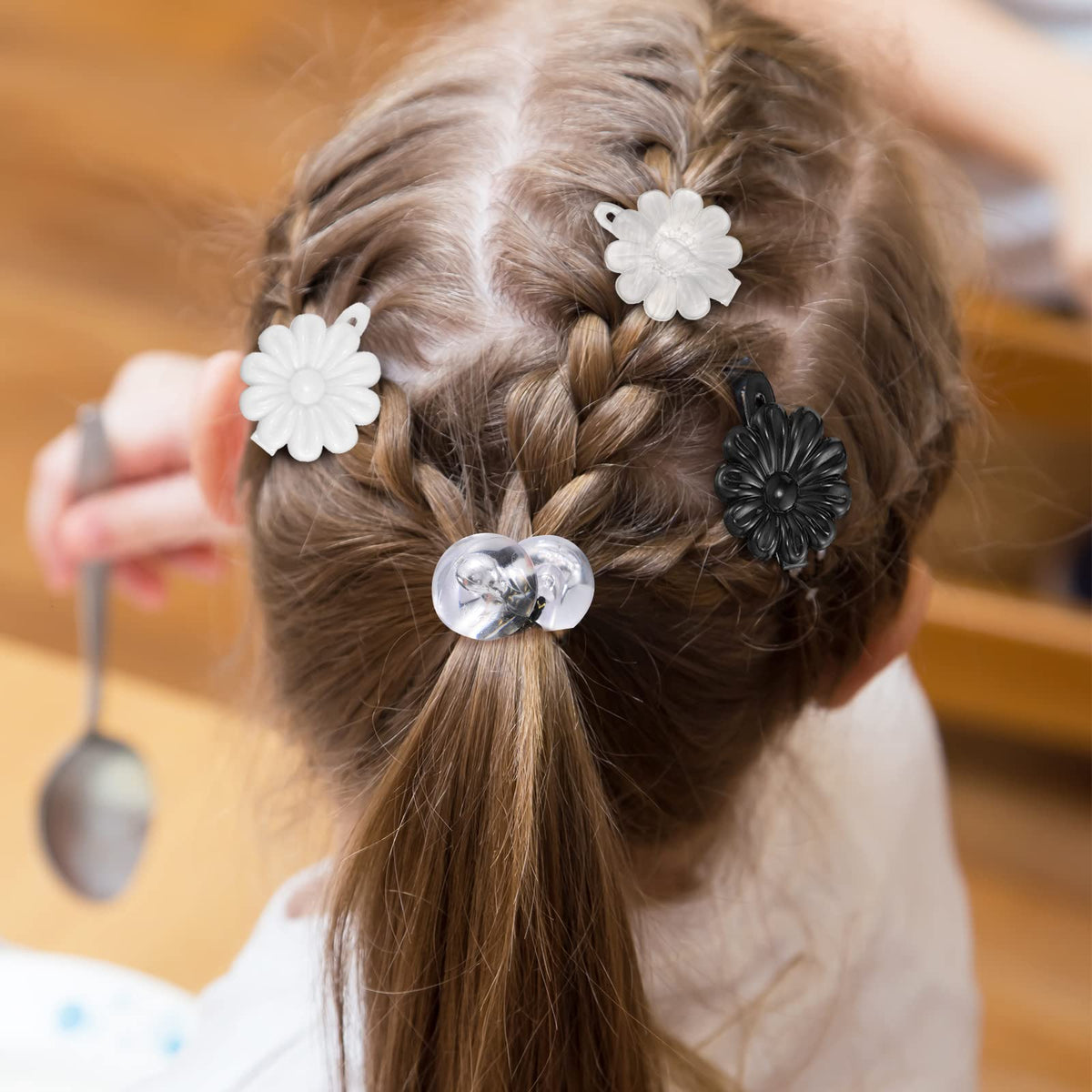 Jutom flower-shaped clip detail highlighting decorative finish
