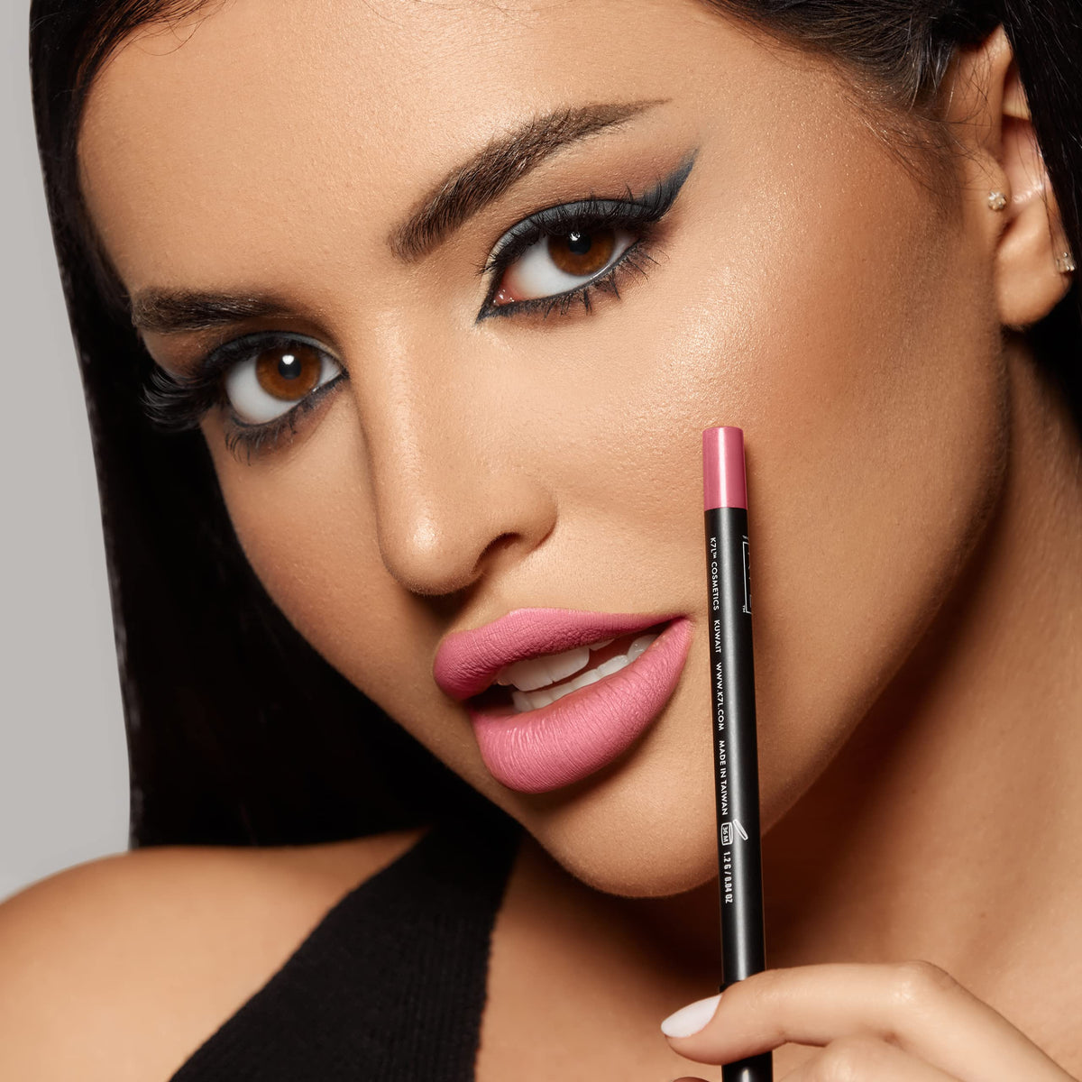 K7L cream-to-matte texture close-up showing smooth pigment and color payoff