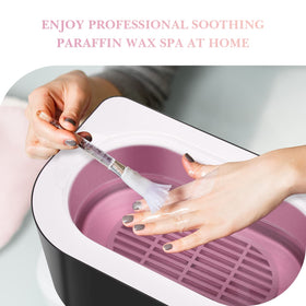 KARITE hand dipping into peach wax demonstrating easy, even coverage