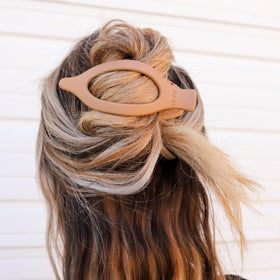 KAXI profile view displaying curved shape for scalp comfort