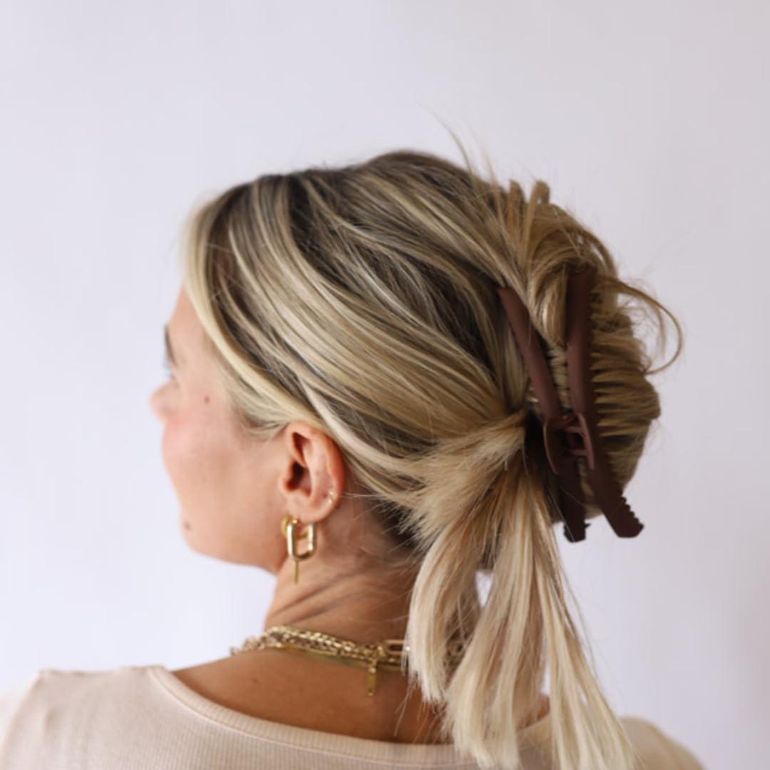 KAXI in-hair loose bun demonstrating easy one-handed styling benefit