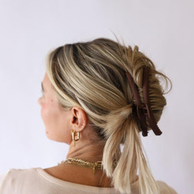 KAXI in-hair loose bun demonstrating easy one-handed styling benefit