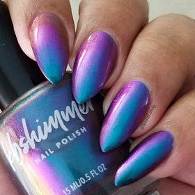 KBShimmer applied on natural nails in lifestyle scene for wearable look