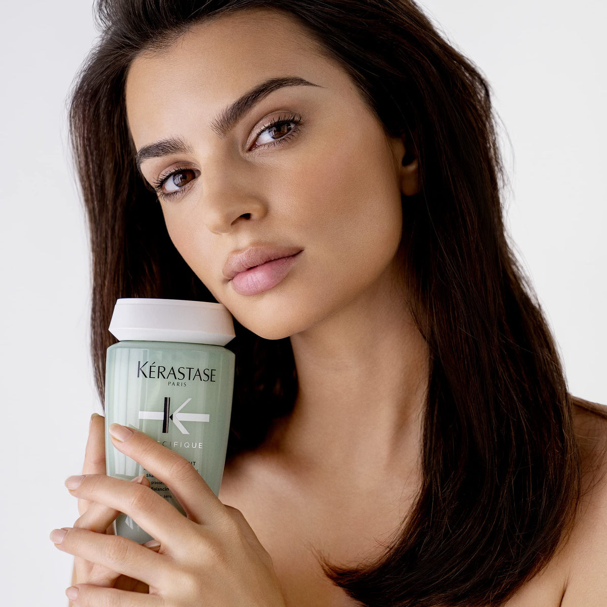 KÉRASTASE application on wet hair demonstrating scalp massage for effective cleanse