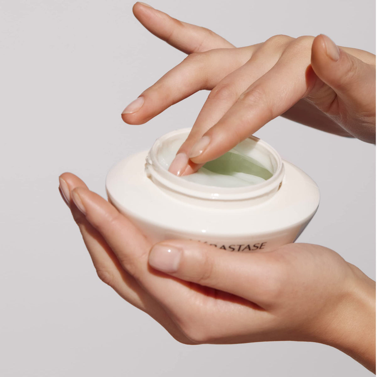 KÉRASTASE ceramide ingredient closeup highlighting strengthening action for cuticle resilience