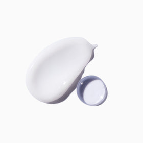 KÉRASTASE Therapiste in bathroom during styling for salon-like results
