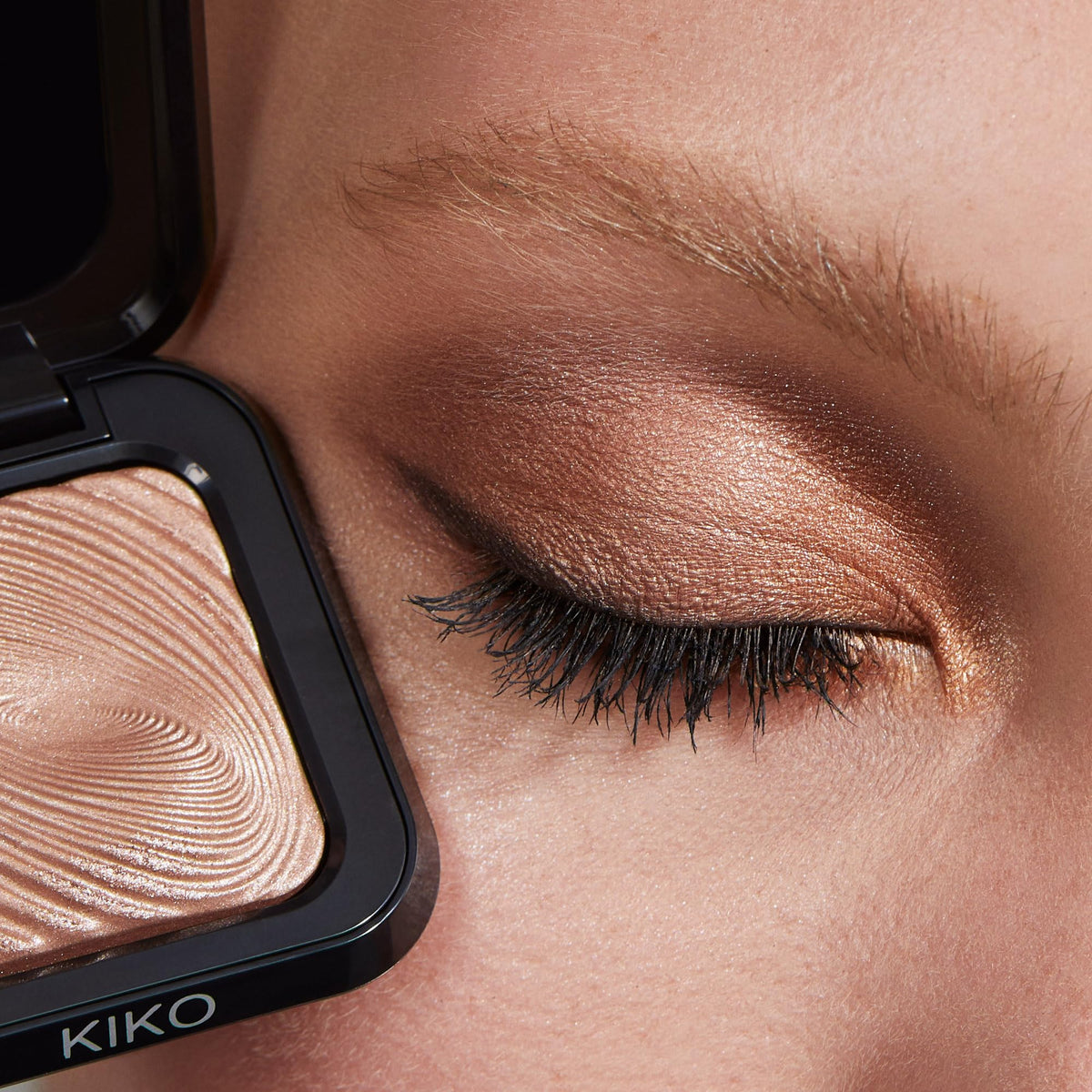 Kiko Milano eye swatch on lid demonstrating wet-applied intense pigment