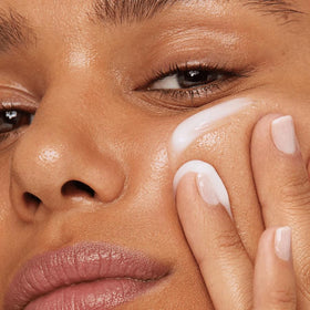 Kleem Organics application patting under-eye to reduce puffiness visibly