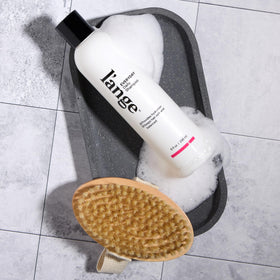 L'ANGE HAIR bottle in shower scene indicating daily routine convenience