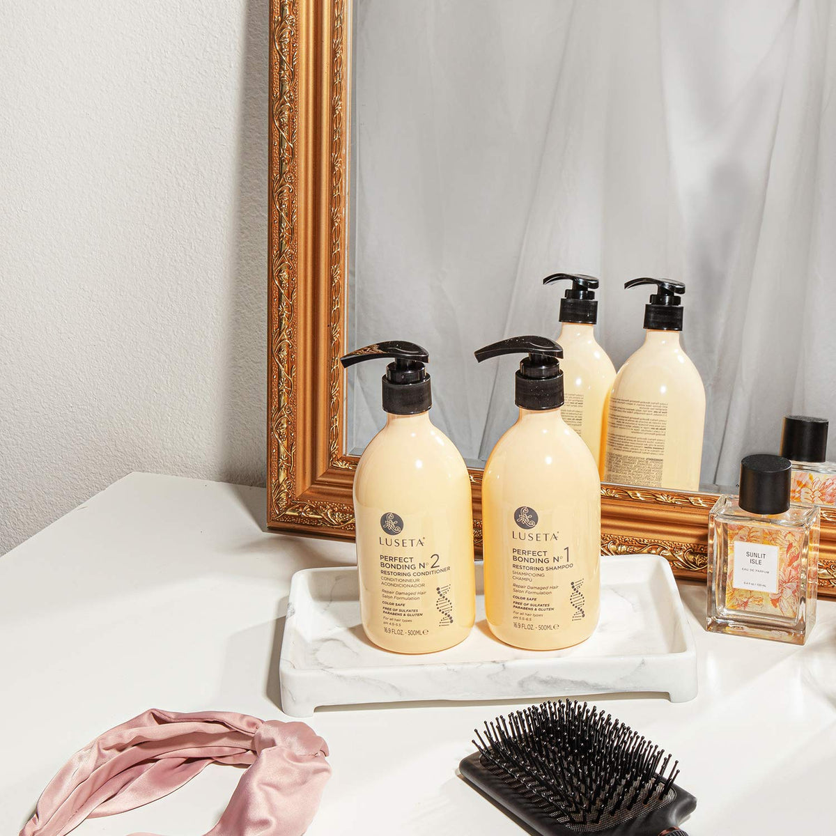 l luse ta applying shampoo to wet hair demonstrating easy lather and mild cleansing