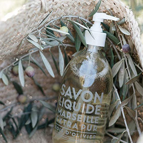 La Compagnie de Provence bottle held in hand size comparison showing 16.7 fl oz capacity