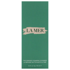 La Mer bottle label detail highlighting premium ingredients and clarity