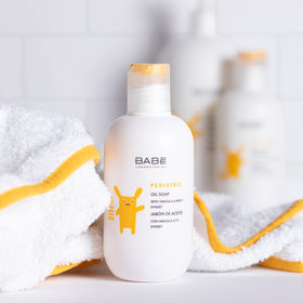 LABORATORIOS BABE baby bath lifestyle scene demonstrating calm cleaning