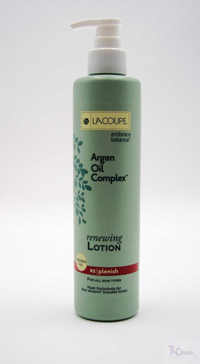 LACOUPE close-up of lotion texture illustrating lightweight, fast absorption