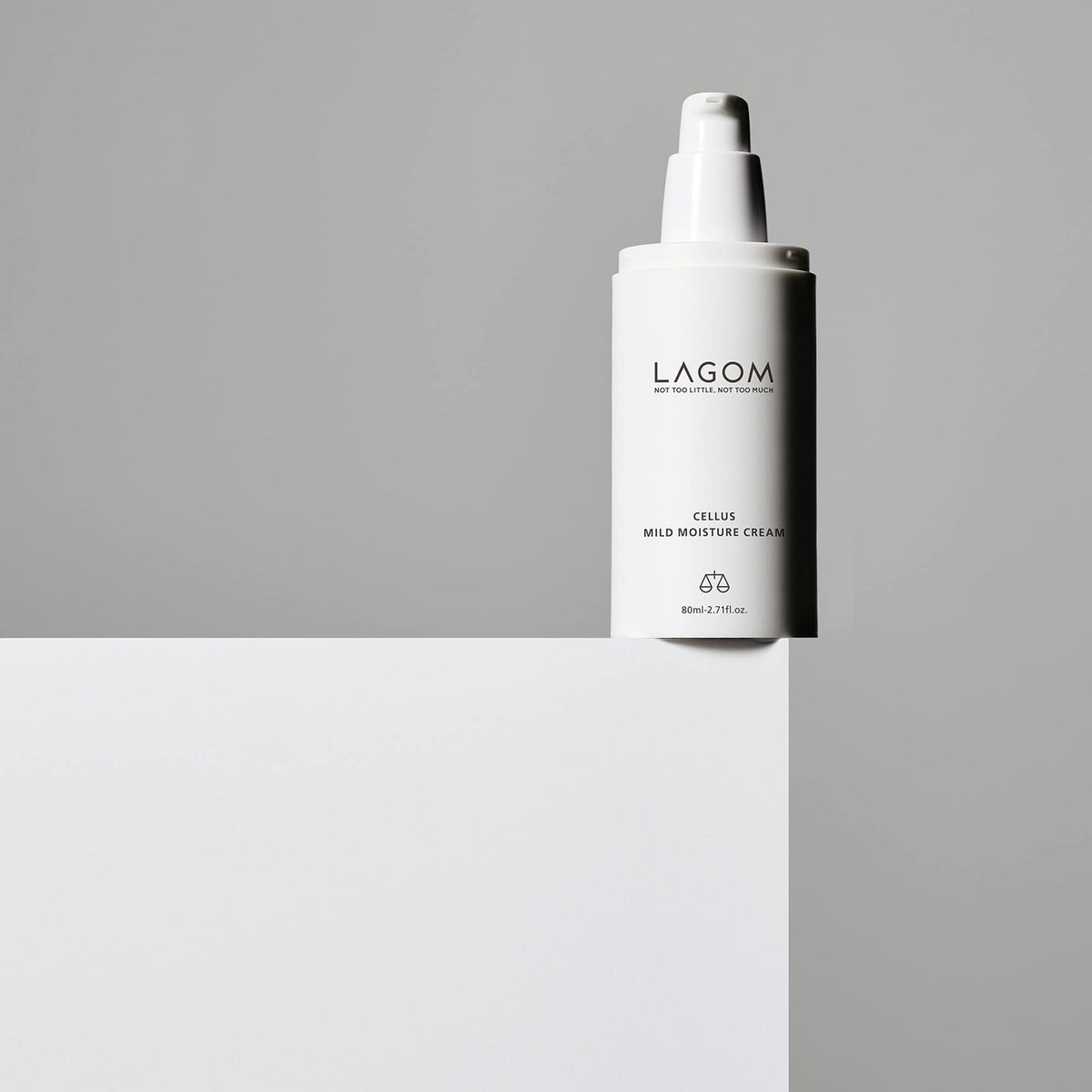LAGOM close-up cream texture demonstrating lightweight spreadability