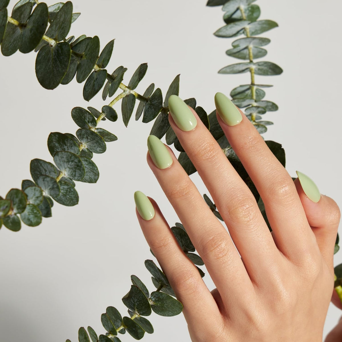 LAMIMOSA application photo pressing nail onto natural nail, easy five-minute application