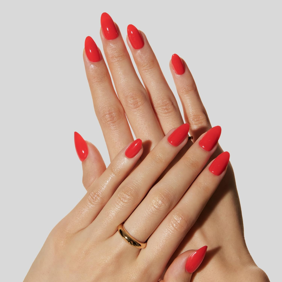 LAMIMOSA single nail close-up showing glossy finish and smooth curve for natural look