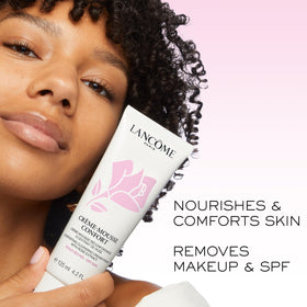 Lancôme foamy lather in hand demonstrating gentle makeup removal