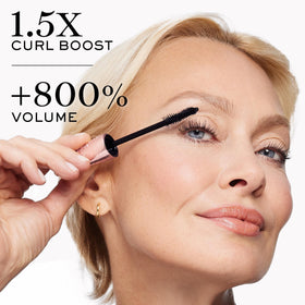 Lancôme Curl Goddess wand applying product in hand for easy use