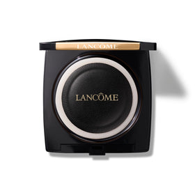 Lancôme powder texture close-up showing creamy finish for blendable coverage