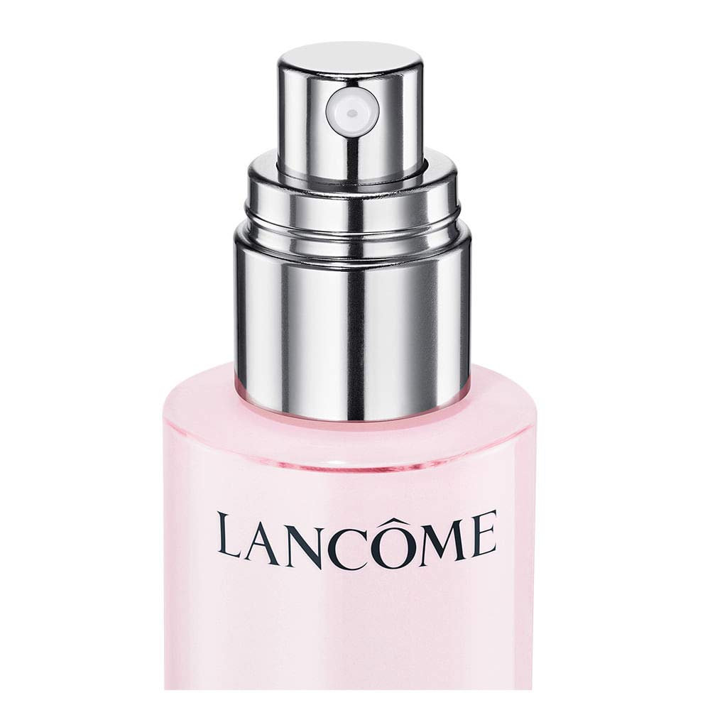 Lancôme moisturizer being applied to cheek demonstrating soothing comfort benefit