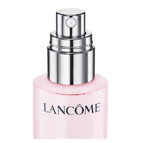 Lancôme moisturizer being applied to cheek demonstrating soothing comfort benefit