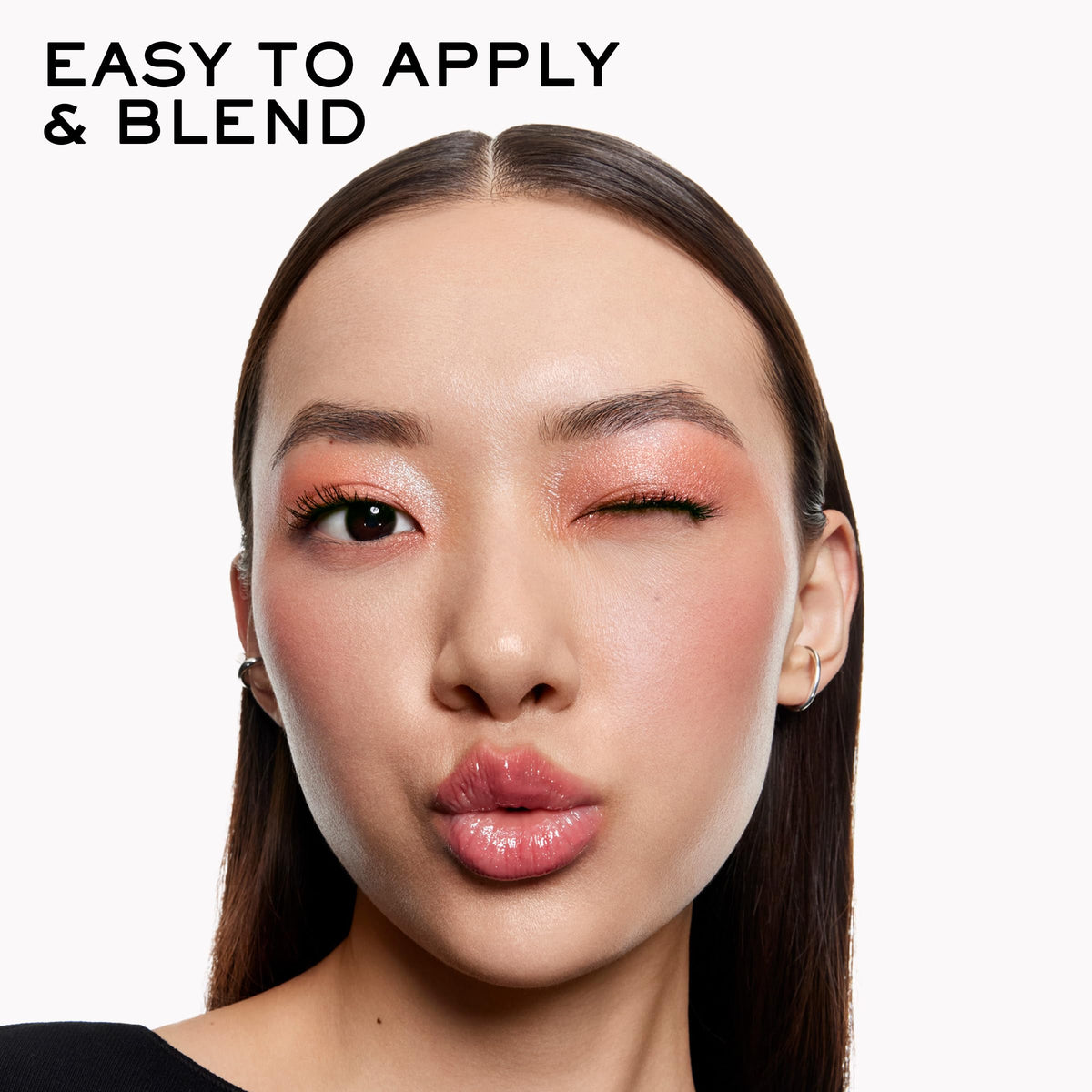 Lancôme Idôle powder on brush demonstrating easy pick-up and effortless application