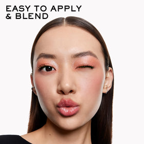 Lancôme Idôle powder on brush demonstrating easy pick-up and effortless application