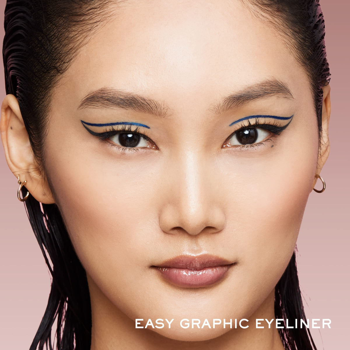 Lancôme Idôle Liner in a makeup bag lifestyle scene showing on-the-go reliable wear