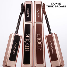 Lancôme Lash Idôle applying to upper lashes to lift and fan for an open-eye look