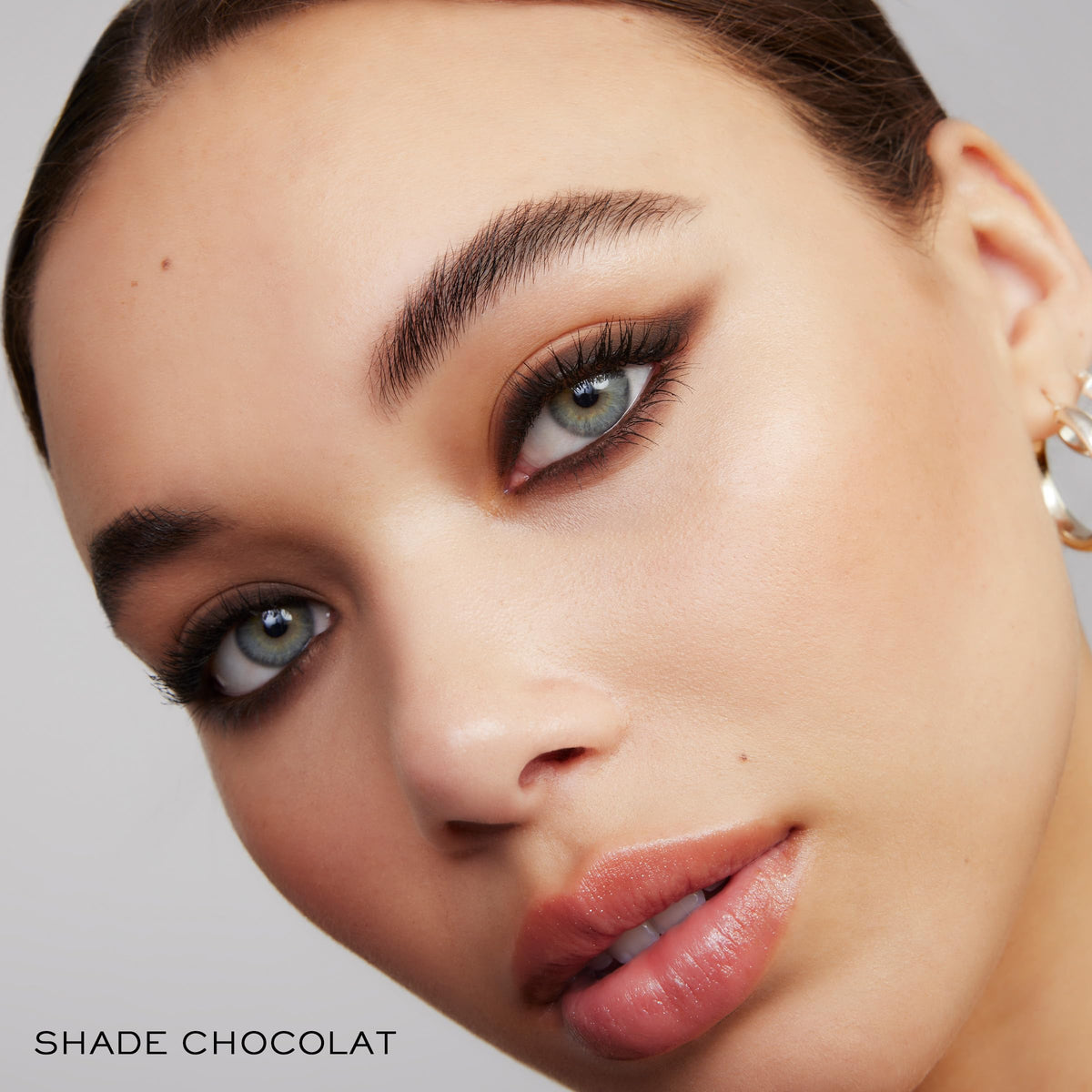 Lancôme application on lashline showing precise definition and no tugging benefit
