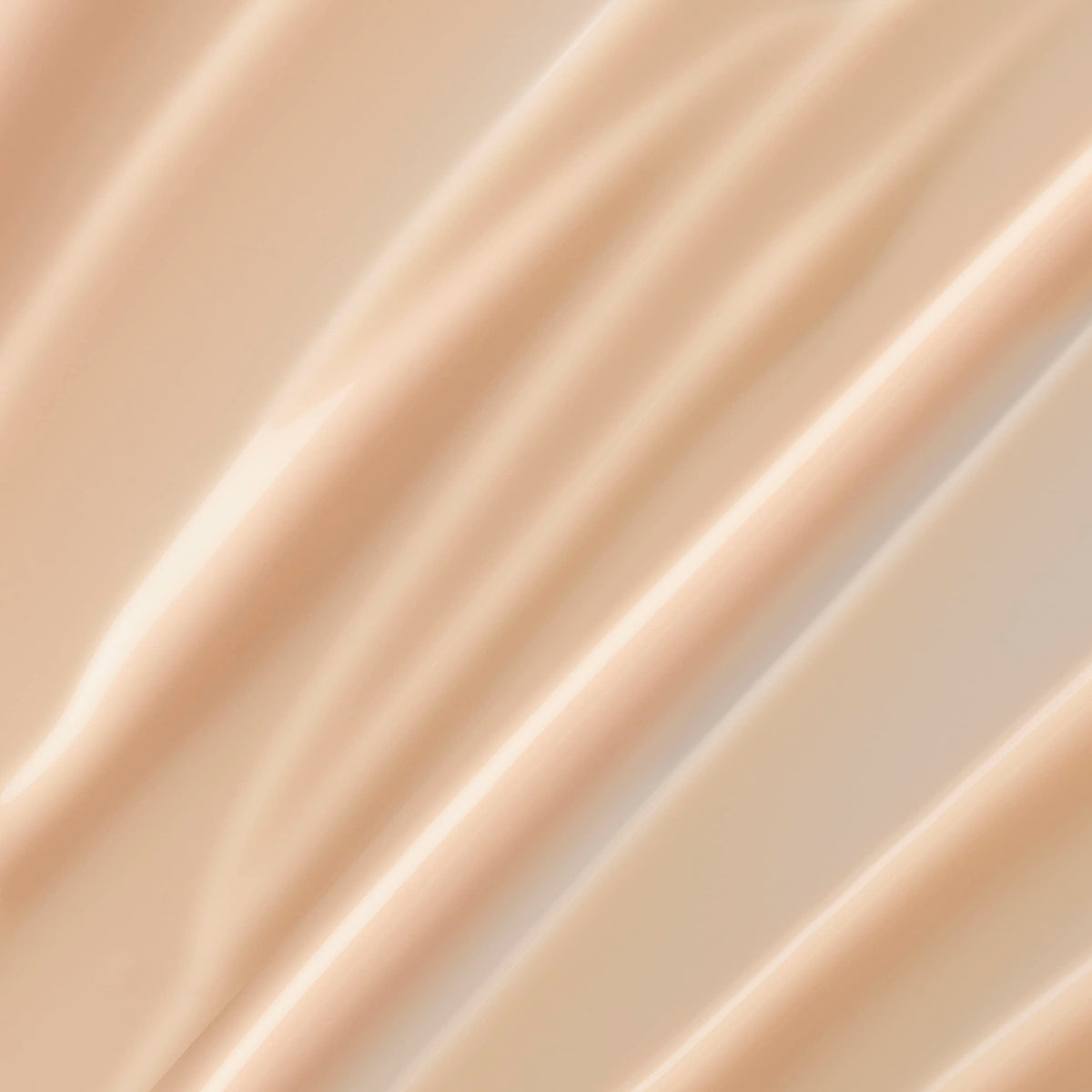 Lancôme Trésor lotion cream texture poured on hand highlighting fast absorption