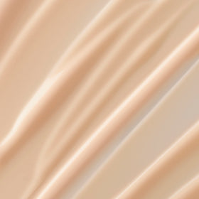 Lancôme Trésor lotion cream texture poured on hand highlighting fast absorption