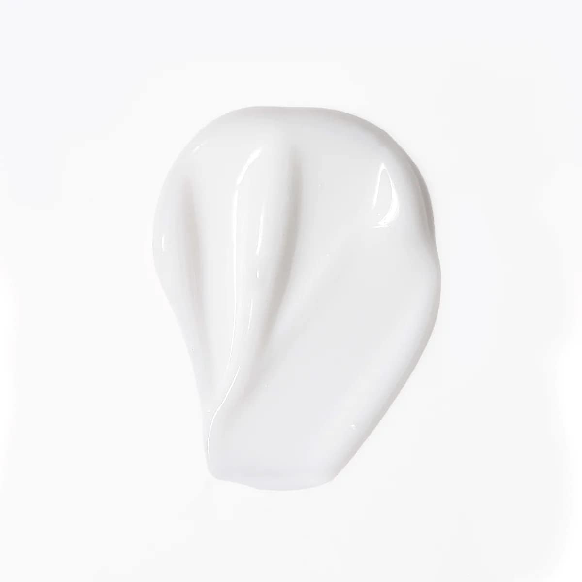 L'ANGE HAIR cream being scrunched into curly hair showing defined, frizz-reduced curls