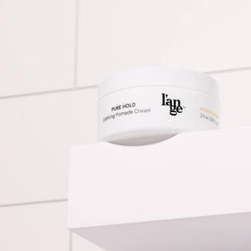 L'ANGE HAIR label close-up highlighting ingredients and easy-wash benefit