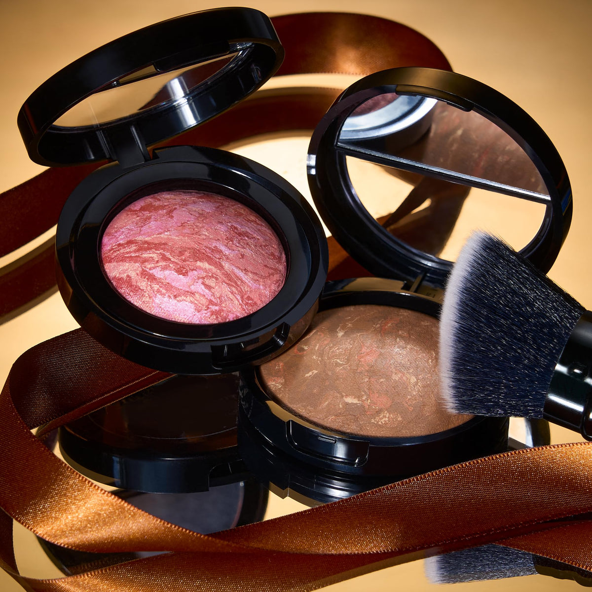 LAURA GELLER NEW YORK kabuki brush in hand demonstrating soft buffing benefit