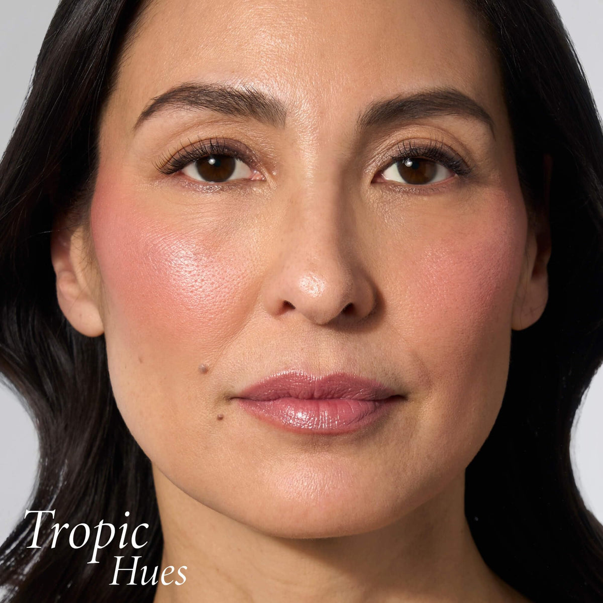 LAURA GELLER NEW YORK open compact displaying full baked powder for easy application