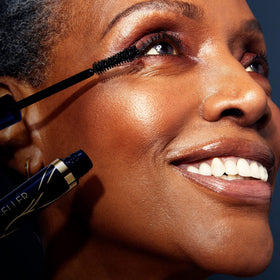 LAURA GELLER NEW YORK close-up brush detail coats lashes evenly for separation benefit