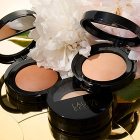 LAURA GELLER NEW YORK open compact revealing baked powder and smooth surface benefit