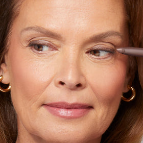 LAURA GELLER NEW YORK applied on eyelid demonstrating blendable finish